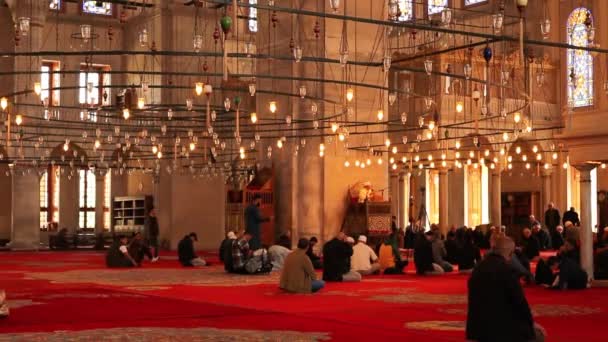 トルコのイスタンブール ムスリム学者がファティ モスク内で信仰のレッスンを行います — ストック動画