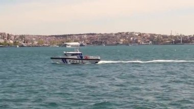 İstanbul, Türkiye .04.29.2023 Marmara Denizi 'nde durumu izleyen bir Türk polis botu. Avrupa ve Asya tarafları arasında Marmara Denizi