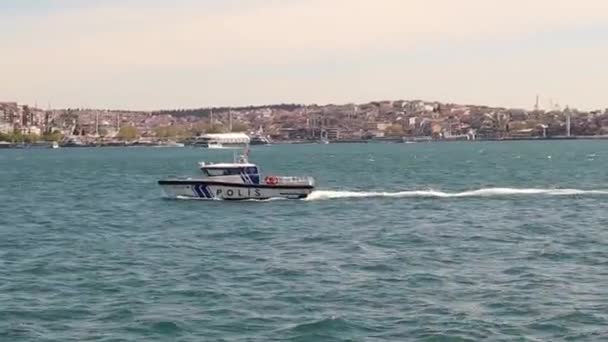 伊斯坦布尔 土耳其 2023 一艘土耳其警船在马尔马拉海观察局势 欧洲和亚洲之间的马尔马拉海 — 图库视频影像
