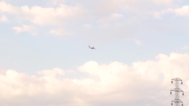 Passagiersvliegtuig Lucht Vliegtuigen Boven Ons Die Bij Zonsondergang Zonsopgang Landen — Stockvideo