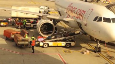 İstanbul, Türkiye. 8 Kasım 2023. Yolcu çantaları, İstanbul Sabiha Gökçen Uluslararası Havalimanı 'ndaki Pegasus Havayolları' ndan profesyonel işçiler tarafından yükleniyor. Yolcu taşımacılığı uçağı.