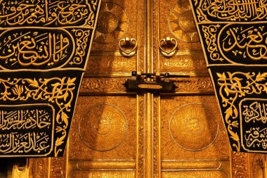 Suudi Arabistan Krallığındaki Mekke şehri. Kabe 'nin Mekke' deki Büyük Cami 'deki kapısı. Umrah, Hac.
