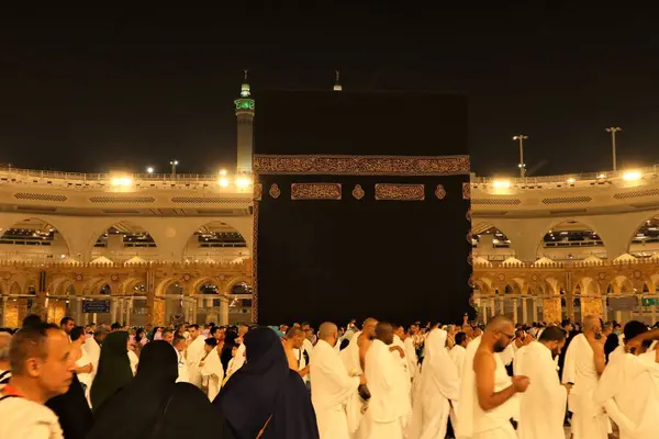 Suudi Arabistan Krallığındaki Mekke şehri. 23 Ekim 2023: Müslümanlar Kutsal Kabe 'de ibadet ediyorlar. Kabe 'nin etrafını çevreleyin. Umrah, Hac.