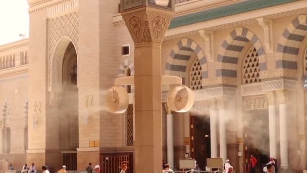 Město Medina Saúdské Arábii Ventilátor Sprej Chladnou Vodu Během Horkého — Stock video