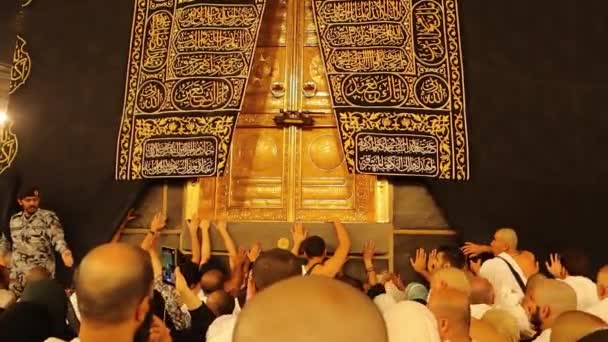 사우디 아라비아 왕국의 예배자들은 메카의 그랜드 모스크에서 카바의 문에서 이크롬 — 비디오