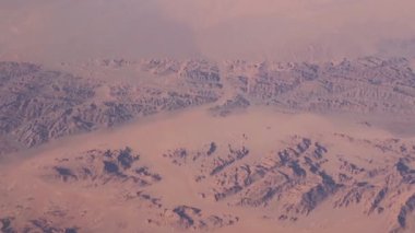 Suudi Arabistan Krallığı, Mekke yakınlarındaki Kızıl Deniz boyunca uzanan çöl ve dağların havadan görünüşü..