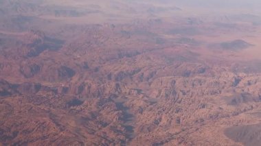 Suudi Arabistan Krallığı, Mekke yakınlarındaki Kızıl Deniz boyunca uzanan çöl ve dağların havadan görünüşü..