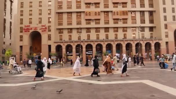 サウジアラビアのメディナの預言者モスク広場 このモスクには預言者ムハンマドの墓が含まれています イスラム教徒が彼のところへ — ストック動画