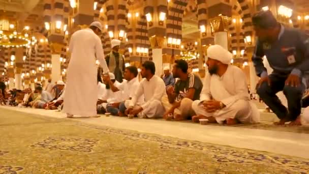 Medina Arabia Saudita Distribuyendo Comida Gratis Aquellos Que Están Ayunando — Vídeos de Stock