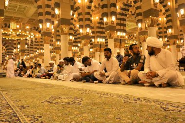 Medine, Suudi Arabistan. Peygamberler Camii 'nde oruç tutanlara bedava yemek dağıtmak, Hz. Muhammed' in kabri. Yiyecek genellikle hurma, ekmek, su ve sütten oluşur.