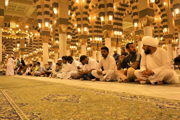 Medine, Suudi Arabistan. Peygamberler Camii 'nde oruç tutanlara bedava yemek dağıtmak, Hz. Muhammed' in kabri. Yiyecek genellikle hurma, ekmek, su ve sütten oluşur.