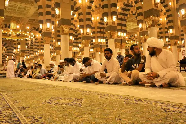 사우디아라비아 메디나 선지자 모스크에서 금식하는 자들에게 자유로운 양식을 나누어 주시며 스톡 사진