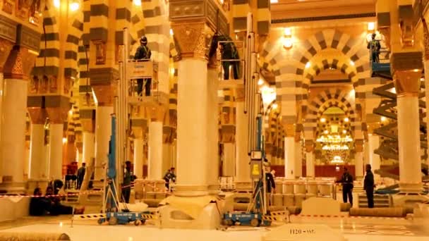 沙特阿拉伯麦地那 维修人员清理了先知清真寺 纳巴维清真寺 其中有先知穆罕默德的坟墓 愿上帝保佑他 并赐予他和平 — 图库视频影像
