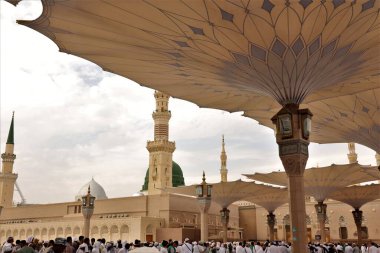 Suudi Arabistan, Medine 'deki Kahinler Camii' nin meydanındaki şemsiyeler. Hz. Muhammed 'in mezarını ziyaret etmek için uzun bir kuyruk var. Allah onu kutsasın ve ona huzur versin.