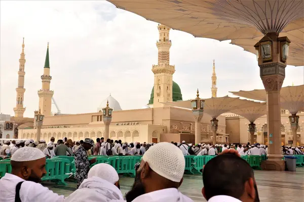 Medine, Suudi Arabistan. Muhammed Peygamberin mezarını ziyaret etmek için bekleyen müslüman insanların uzun kuyruğu, Allah onu kutsasın ve ona huzur versin.