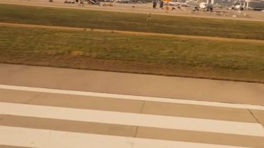 Uçak İstanbul Sabiha Gökçen Uluslararası Havalimanı 'ndan kalkıyor, Türkiye.