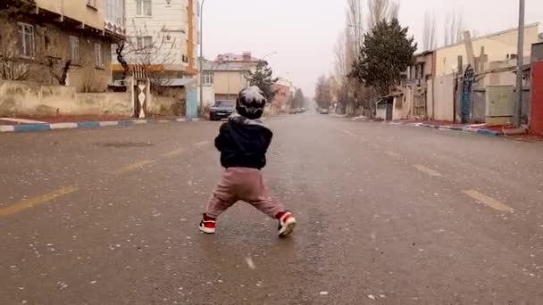 Baby Freut Sich Über Fallende Schneeflocken Auf Der Straße Erzurum — Stockvideo