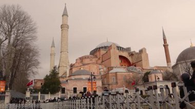 05.05.2024. İstanbul, Türkiye. Turistler Ayasofya Camii 'ni ziyaret ediyorlar. Ayasofya, resmi olarak Ayasofya Büyük Camii, bir camidir.