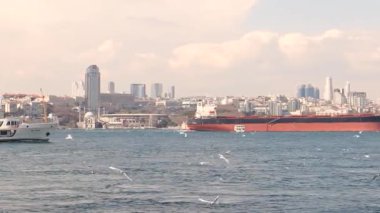 İstanbul, Türkiye .05.05.2024 Boğaz Boğazı 'ndaki gemiler. İstanbul Boğazı 'ndan her ay yaklaşık 40 bin gemi geçiyordu..
