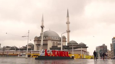 İstanbul, Türkiye. 05.05.2024. Bulutlu bir günde Taksim Meydanı 'ndaki Taksim Camii' nin muhteşem manzarası. Halk meydanı popüler bir turizm merkezidir..