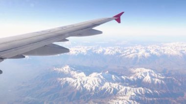 Türkiye 'nin Erzurum kentinde yaz mevsiminde karla kaplı dağların hava manzarası. Erzurum 'a giden bir uçak..