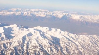 Yazın Erzurum dağlarının karla kaplı havadan görüntüsü. Erzurum, Türkiye. Türkiye 'ye seyahat, Kayak.