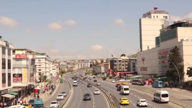 İstanbul, Türkiye - 05.05.2024: İstanbul 'da trafik yönetmeliği. Tepesinden otoyol trafiği manzarası.