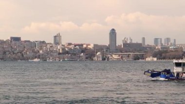 İstanbul, Türkiye - 05.05.2024: İstanbul Belediye gemisi deniz suyunu temizleme görevi için İstanbul Boğazı 'nda yelken açıyor. Temiz çevre kavramı.