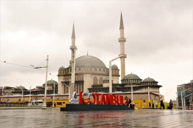 İstanbul, Türkiye. 05.05.2024. Bulutlu bir günde Taksim Meydanı 'ndaki Taksim Camii' nin muhteşem manzarası. Halk meydanı popüler bir turizm merkezidir..