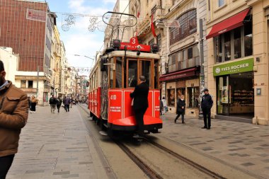 İstanbul, Türkiye. 05.05.2024 istiklal Caddesi İstanbul nostaljik tramvayı. Türkçe: İstiklal Caddesi. İstiklal Caddesi Tramvayı.