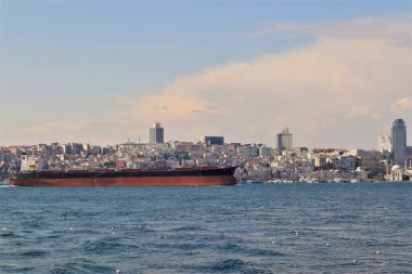 İstanbul, Türkiye. Boğaz Boğazı 'ndaki gemiler. İstanbul Boğazı 'ndan her ay yaklaşık 40 bin gemi geçiyordu..