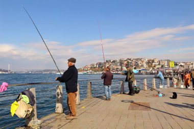 İstanbul, Türkiye. 05.05.2024. Balıkçılar Boğaz Boğazı 'nda balık tutuyor. Balıkçı