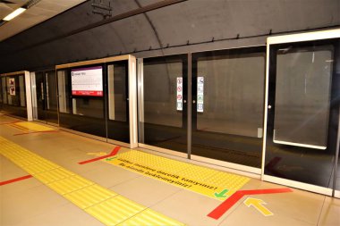 İstanbul, Türkiye. 05.05.2024. Metroya binmeden önce metro istasyonunun iç kapısı..