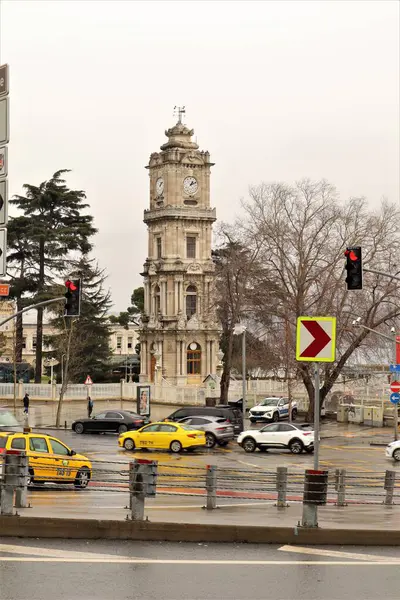 İstanbul, Türkiye. 05.05.2024. Dolmabahce Saat Kulesi, İstanbul 'un ikonik anıtı. Türkçe: Dolmabahe Saat Kulesi.  