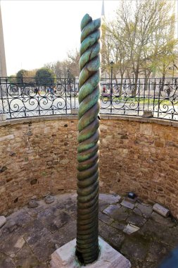 İstanbul, Türkiye. 05.05.2024. Yılan Sütunu (Üç Başlı Yılan); Türkçe: Ylanl Sersemletme. İstanbul Hippodromu 'nda antik bir bronz kolon (Sultanahmet Meydanı )