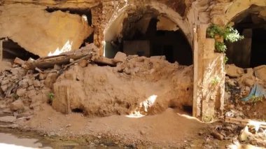 Suriye Halep 'teki ağır hasar gören bina, Esad' ın ordu bombardımanının yol açtığı yıkım izlerini taşıyor. Bu video yıkımı yakalıyor ve çatışmanın trajik etkisini vurguluyor.