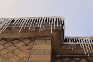 Türkiye 'nin Erzurum kentinde, sıcaklığın -50 C' ye kadar düşebileceği dondurucu kış mevsiminde binanın çatısında dev buz sarkıtları asılı duruyor. Aşırı soğuk havada çarpıcı bir doğa olayı..