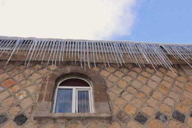 Türkiye 'nin Erzurum kentinde, sıcaklığın -50 C' ye kadar düşebileceği dondurucu kış mevsiminde binanın çatısında dev buz sarkıtları asılı duruyor. Aşırı soğuk havada çarpıcı bir doğa olayı..