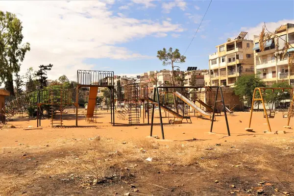 Halep, Suriye, 25 Mayıs 2024: Savaşın yıkıcı etkileri nedeniyle terk edilmiş ve ihmal edilmiş bir çocuk parkı.