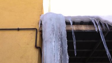 Türkiye 'nin Erzurum kentindeki bir binanın çatısından sarkan yaklaşık 3 metre uzunluğundaki buz saçakları, kışın sıcaklığın -50 dereceye kadar düşebileceği ve sert ve dondurucu kış koşullarını gözler önüne seriyor..