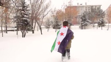 Yağan karda oynayan bir kız ve erkek kardeşin iç açıcı videosu. Sarılıyorlar, karda yuvarlanıyorlar, birbirlerini kovalıyorlar ve kış eğlencesinin neşeli anlarını paylaşıyorlar. Aile ve tatil teması için mükemmel.
