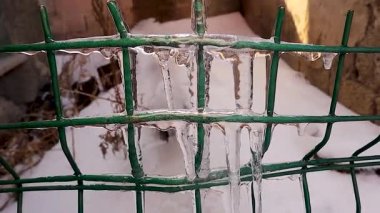 Erzurum döneminde metal bahçe çitlerinde sersemleten şeffaf buz, dondurucu kış mevsiminde donarak doğal güzellikleri yakalıyor. Kış sahneleri ve Türk turizmi için mükemmel.