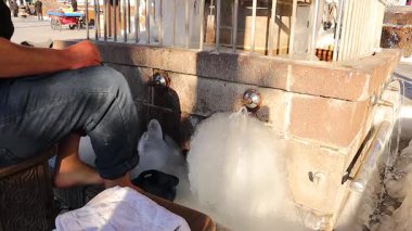 Türkiye 'nin Erzurum kentindeki antik bir açık hava su kaynağında (Su Kaynak) duaya hazırlanırken, Müslüman bir adam abdest alıyor. Musluklar etrafında -30C 'de buz şekilleri oluşuyor ve bazıları buna alışık..