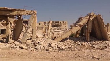 Savaş mağduru Halep, Suriye. Ağır hava saldırıları ve şiddetli cephe savaşları sonrasında yıkılan binalar savaşın vahşetini, insanların çektiği acıları ve acilen yeniden yapılanma ve barış ihtiyacını gösteriyor..