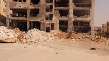 Halep, Suriye 'deki savaş hasarlı bina, ağır çatışmalardan kaynaklanan yıkımı gösteriyor. Savaş sonrası, insani kriz ve kentsel yeniden yapılanma potansiyelini sembolize eden güçlü görüntüler.