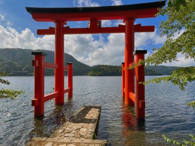 Sahillerin Ötesinde: Panoramik Hakone Red Jinja Torii Kapısı Gölü, Kanagawa Bölgesi, Japonya