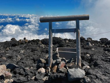 Torii Kapısı: Fuji Dağı Zirvesi Manzaraları, Gotemba Patikası, Shizuoka Bölgesi, Japonya