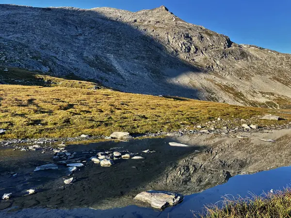 Pierwsze Światło Wysokości Jezioro Sunrise Peaks Parku Narodowym Vanoise Alpy — Zdjęcie stockowe