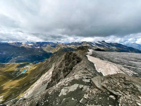 Alpine Ridge Ascent Szlak Wysokościowy Widokiem Lodowiec Val Isere Aiguille — Zdjęcie stockowe