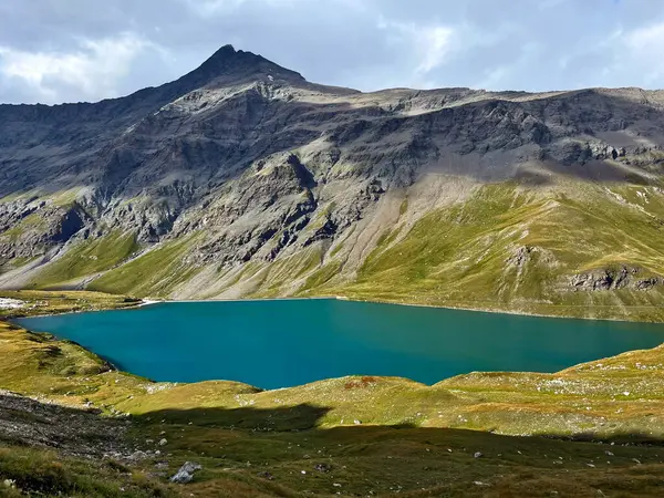 Scénická Alpská Stezka Průzkum Jezera Val Isere Aiguille Grande Sassiere — Stock fotografie